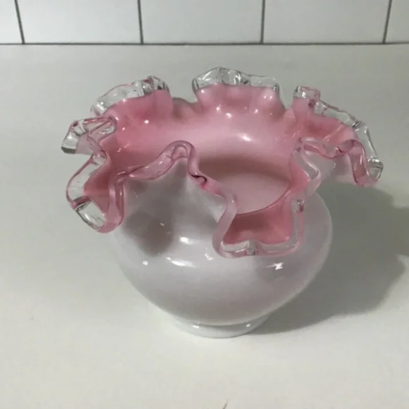 VTG Silver Crest MilkGlass Pink With White Ruffled Rim Vase Unmarked Fenton - Picture 3 of 6
